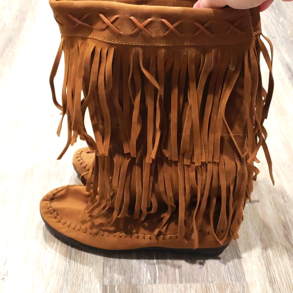 Fringe moccasin boots
